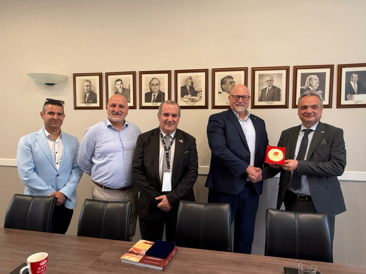 Delegazzjoni mill-Federazzjoni Griega għall-Armata u rappreżentant tal-EUROMIL iżuru l-GWU